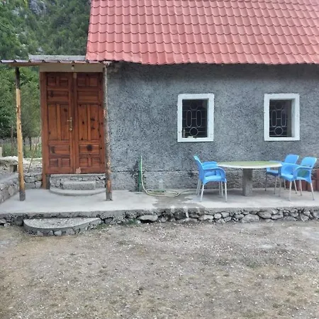 Bujtina Legata Habitación en casa particular *